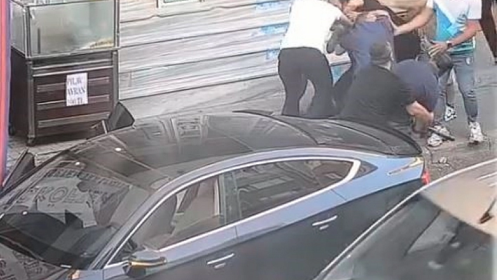 İstanbul'da iki şahıs, yaşlı adamı sopayla dövdü