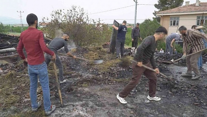 Çatılar küle döndü