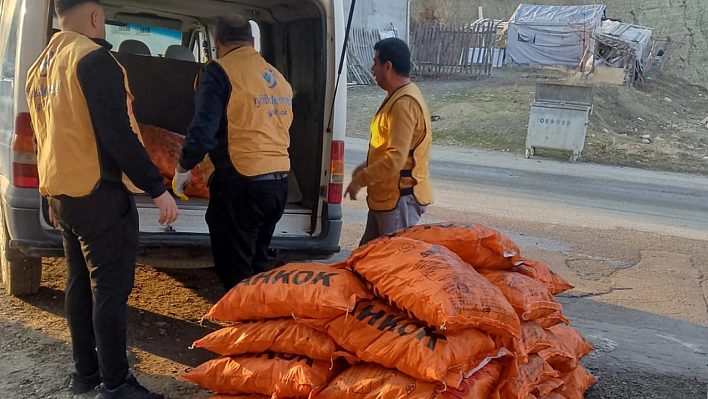 İyilik Derneği, Malatya'daki Ailelere Kömür, Odun ve Soba Yardımı Yapıyor