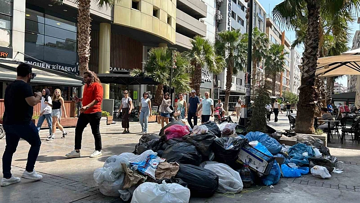 İzmir'de belediye işçileri iş bıraktı, çöpler yollara taştı.