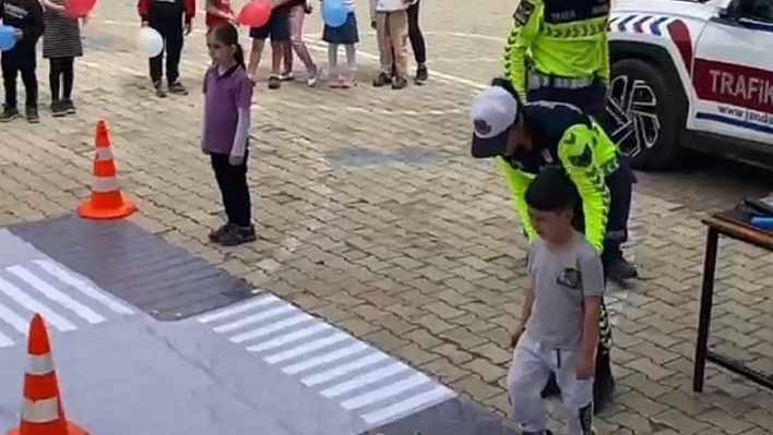 Jandarma ekiplerinden minik öğrencilere trafik eğitimi