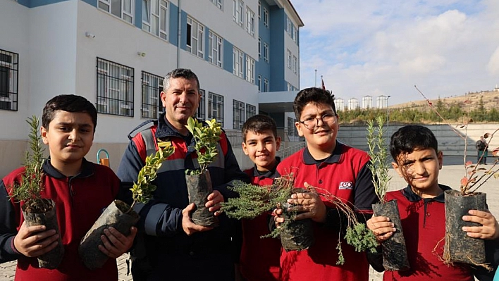 Jandarmadan Çocuk Hakları Gününde Örnek Davranış