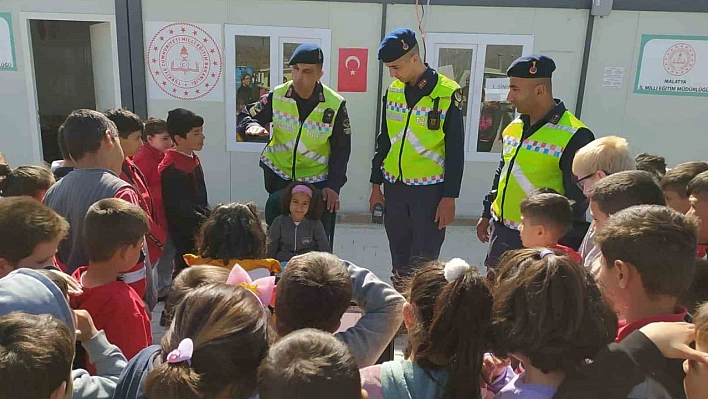 Depremzede çocuklara trafik eğitimi