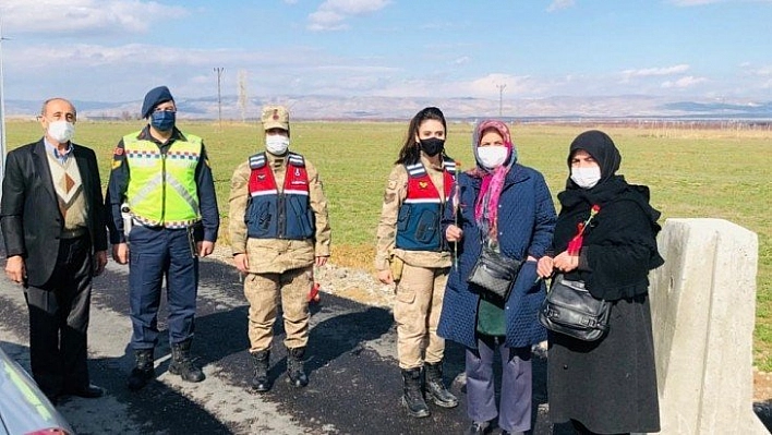 Jandarmadan kadın sürücü ve yolculara karanfil