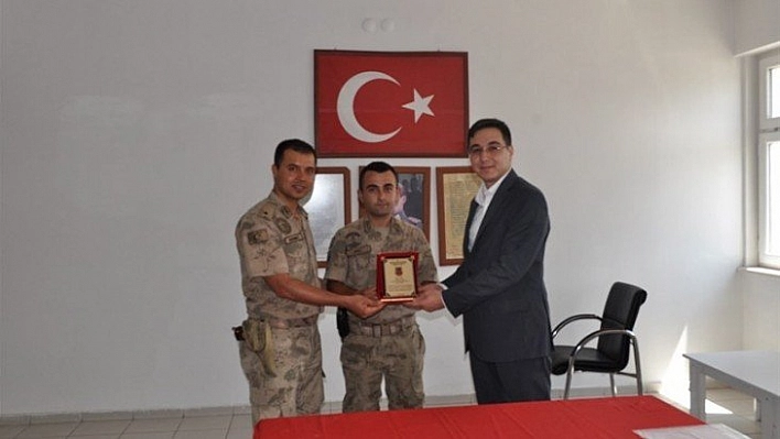 Plaket verildi