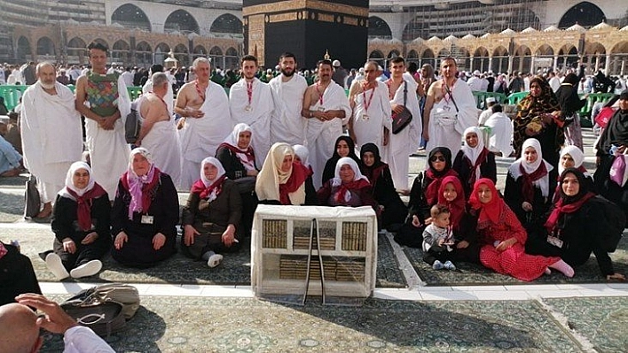 Kabe'de depremzedeler için dua