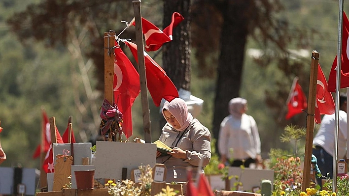 Kabristanda hüzünlü bayram