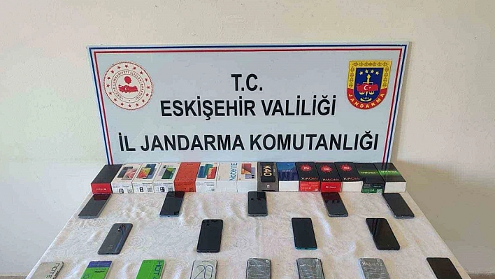 Kaçak cep telefonu satan yakalandı