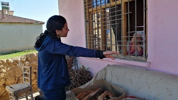 Büyüknalçacı, yaşlılara ihtiyaçlarını bizzat götürdü