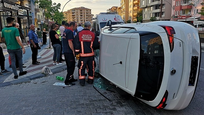 Kaldırıma çarparak devrildi