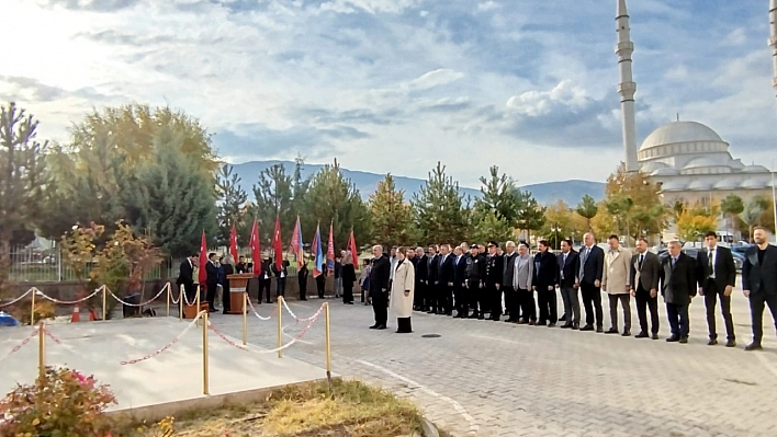 Kale'de İzollu İlkokulu Öğrencilerinden Atatürk'e Vefa