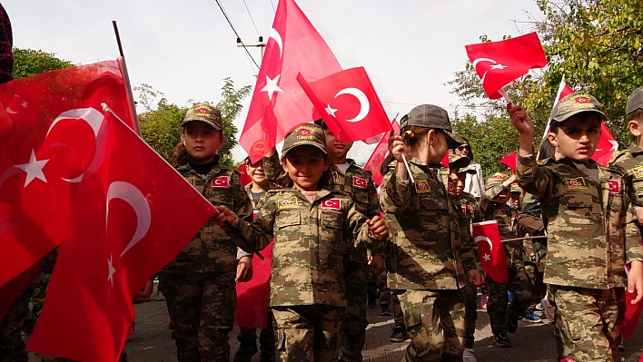 Kamuflaj giyip JÖH Komutanlığına yürüyüdüler