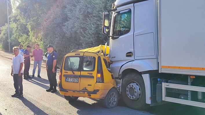 Kamyon çarptığı ticari taksiyi sürükledi: 4 ölü