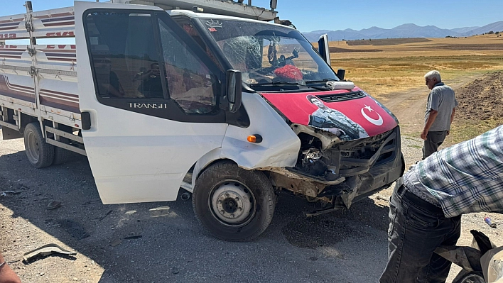 Kamyonet ile otomobil çarpıştı: 2 yaralı