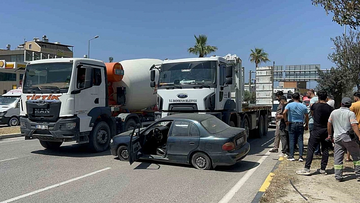 Kamyonun otomobili metrelerce sürükledi