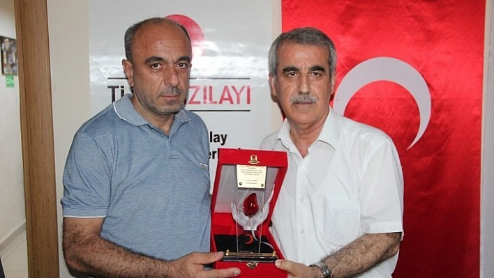 Kan bağışçılarına plaket