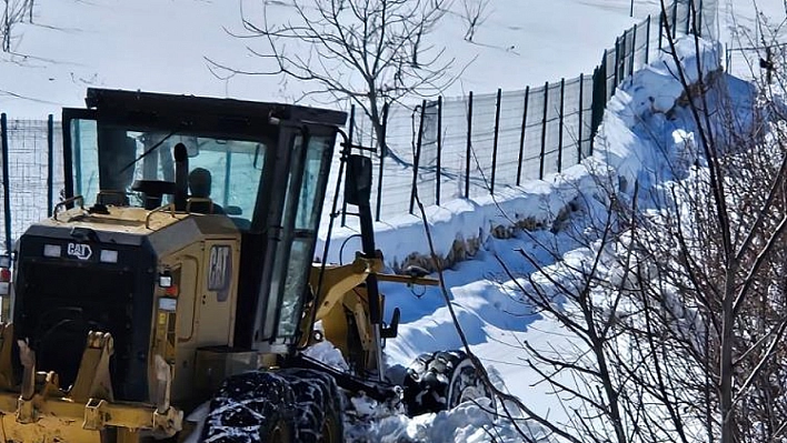 Kapanan köy yollarında çalışmalar sürüyor