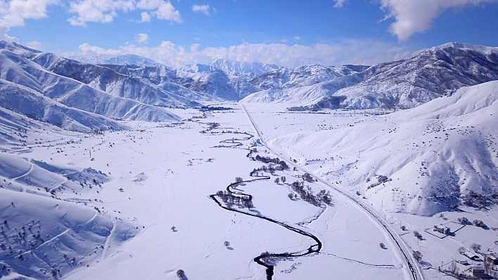 Kar altındaki Güzeldere Menderesleri görsel şölen sunuyor