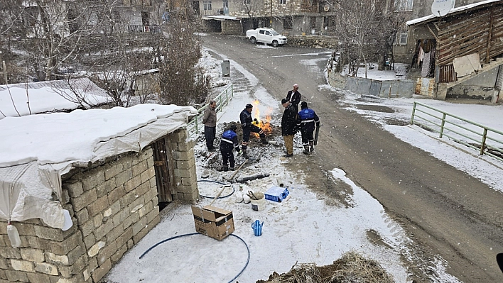 Kar yağışı altında zorlu çalışma