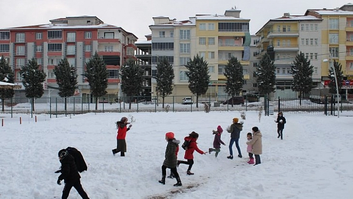 Karın keyfini çocuklar çıkarıyor