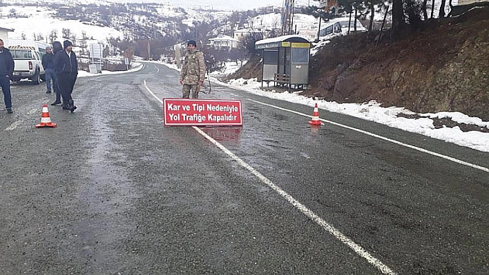 Kar ve tipi yolu kapattı 