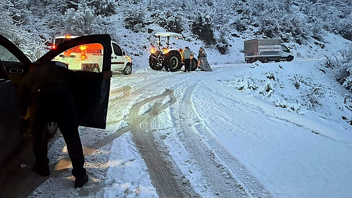 Karda mahsur kalanlar kurtarıldı