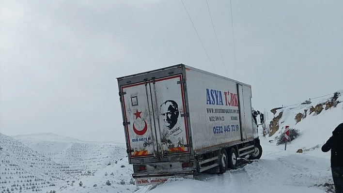 Kayan aracı yolu kapattı