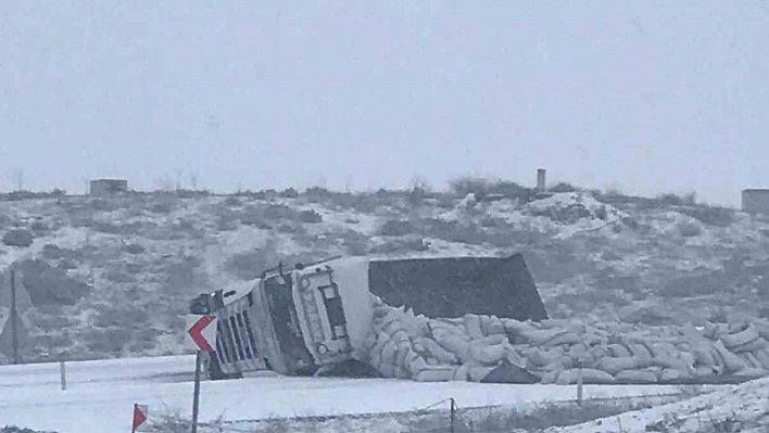 Tır yolu  kapattı