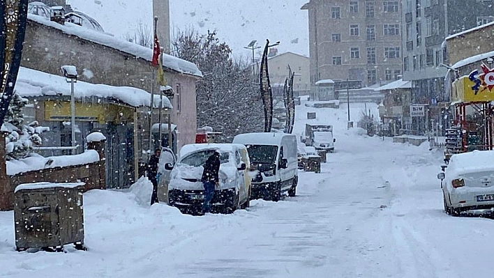 Karlıova'da 20 köy yolu ulaşıma kapandı