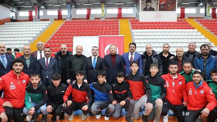 Kars'ta amatör spor kulüplerine malzeme desteği