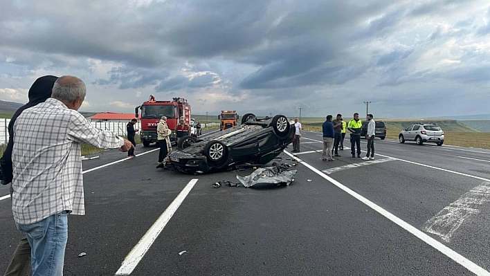 Kars'ta otomobil kamyona çarpıp takla attı