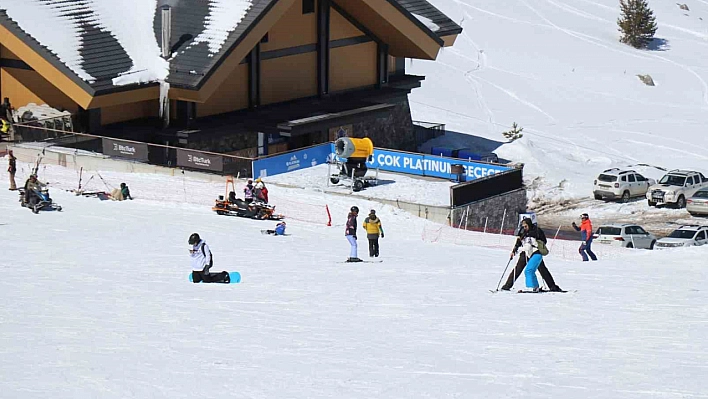 Bolu'da sezon kapandı! Son günde kayağın tadını çıkardılar