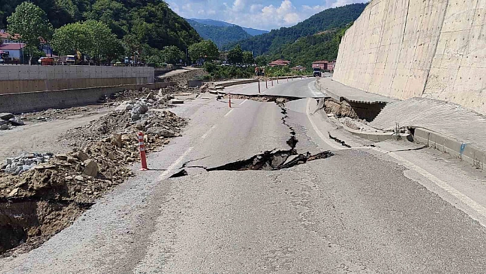 Kastamonu'da yol çöktü