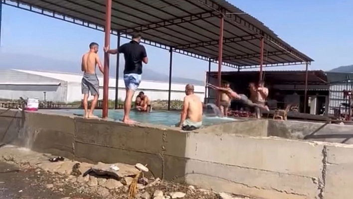 Kavurucu sıcaktan bunalan tarım işçileri maydanoz havuzunda serinledi