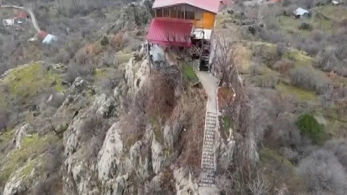 Kayalığa yapılan ev görenleri şaşırtıyor!