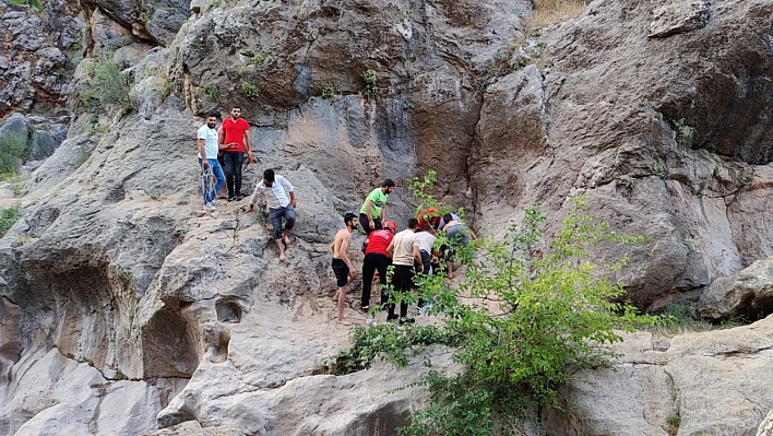 Kayalıklardan düşen genç yaralandı