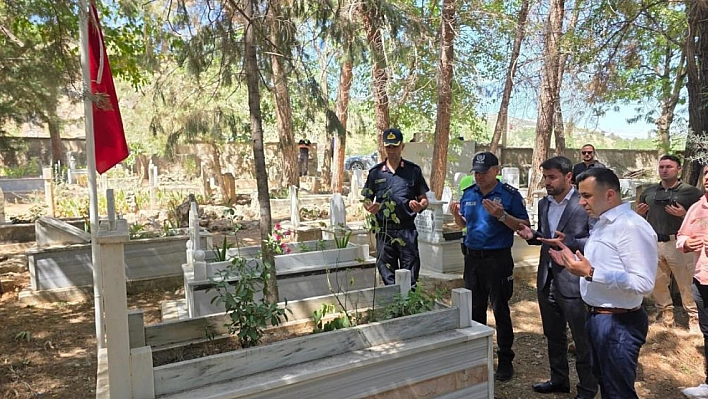 Kaymakam Algın, deprem şehitliğini ziyaret etti