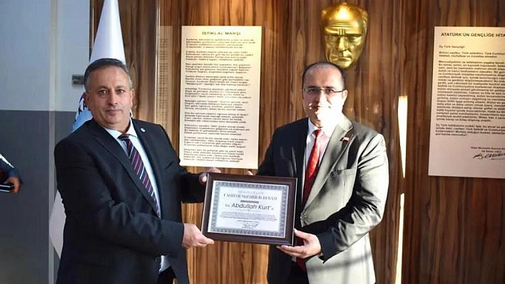 Kaymakam Kurt'a 'Fahri hemşehrilik beratı' verildi