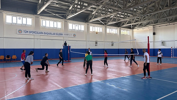 Kaymakam  öğrencilerle voleybol oynadı