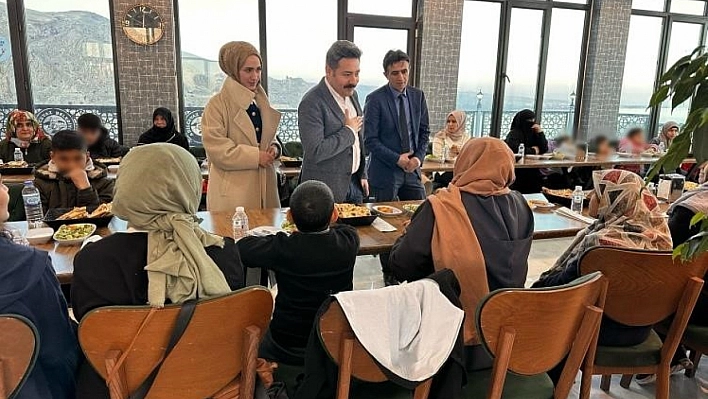 Kaymakam Özçelik, yetim ve öksüz çocuklarla iftarda buluştu