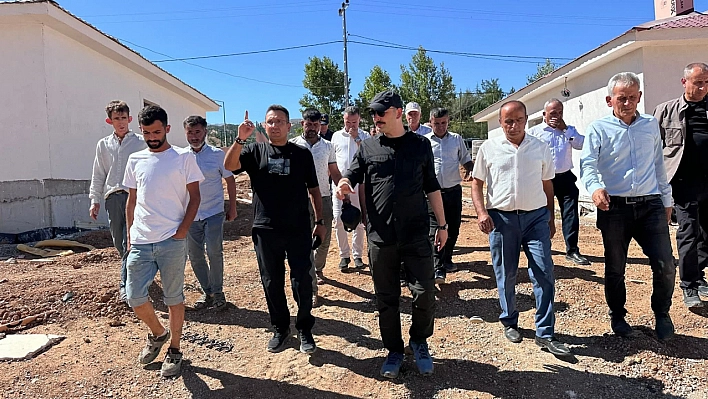 Kaymakam Sungur, deprem konutlarını inceledi