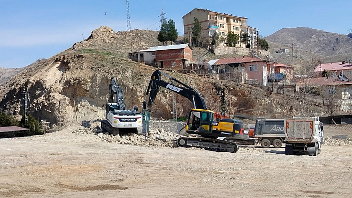 Keban'da molozlar ilçe dışına taşınıyor