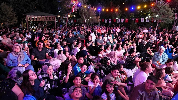 Keçiören'de açık hava sinemalarına yoğun ilgi
