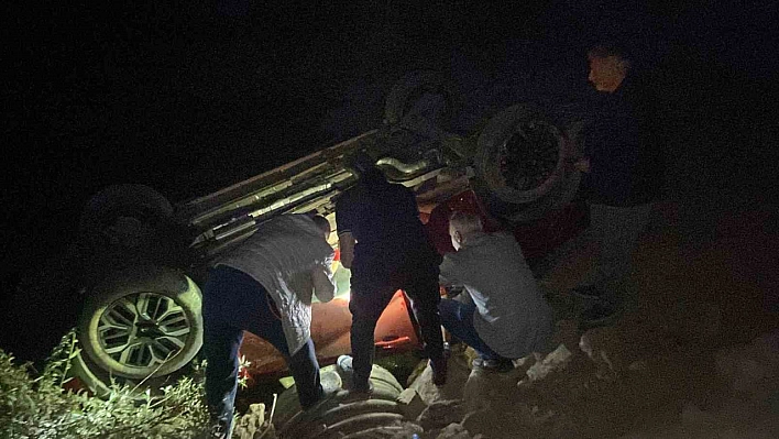 Kemaliye'de otomobil su kanalına uçtu: 4 yaralı