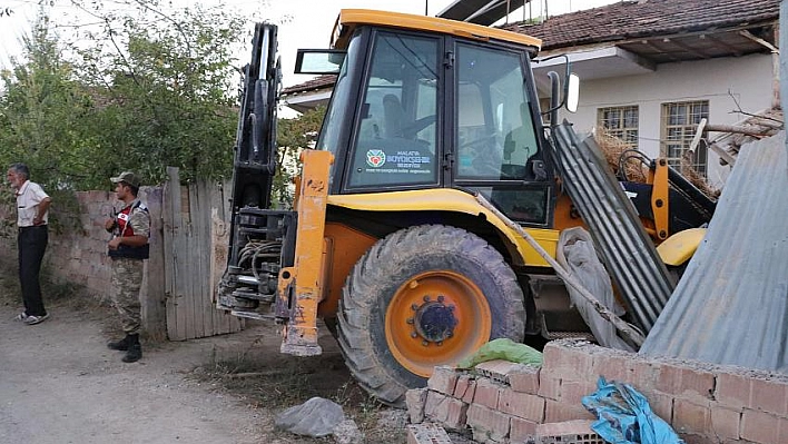 Kepçe eve girdi, avludakileri ezdi