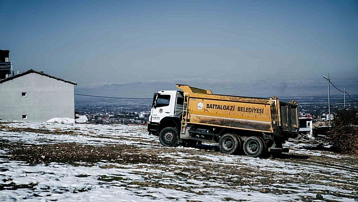 Malatya'da 22 kamyon, 2 kepçe ve 30 kişilik ekip sahaya indi