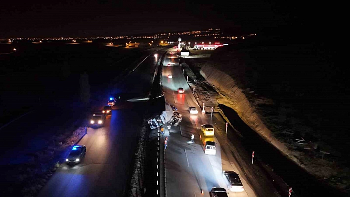 Kırıkkale'de alkol yüklü tır devrildi