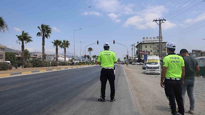 Kırmızı ışıkta durmayarak polisin dron kamerasına yakalandı
