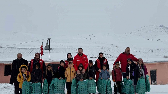 Kızılay'ın yardım eli çocuklara uzandı