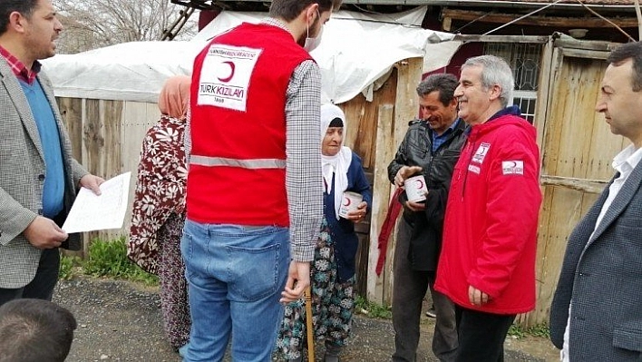 Kızılay, yardımları yaşlılara ulaştırıyor